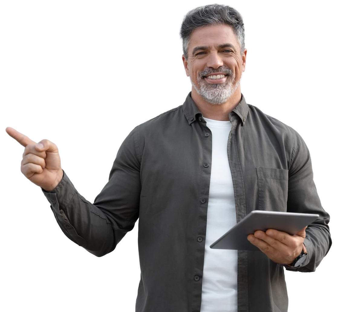 Mand der smiler og peger på tilbud